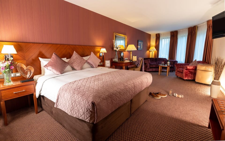Junior Suite | In-room safe, desk, iron/ironing board, WiFi (free)