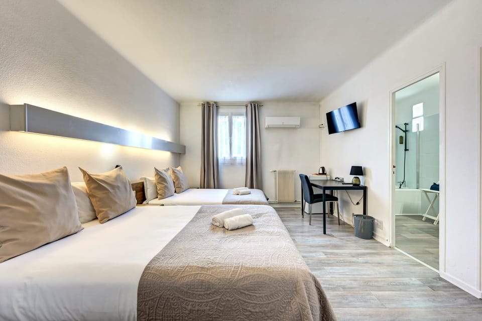 Comfort Quadruple Room, 2 Double Beds | Desk, WiFi (free), bed sheets
