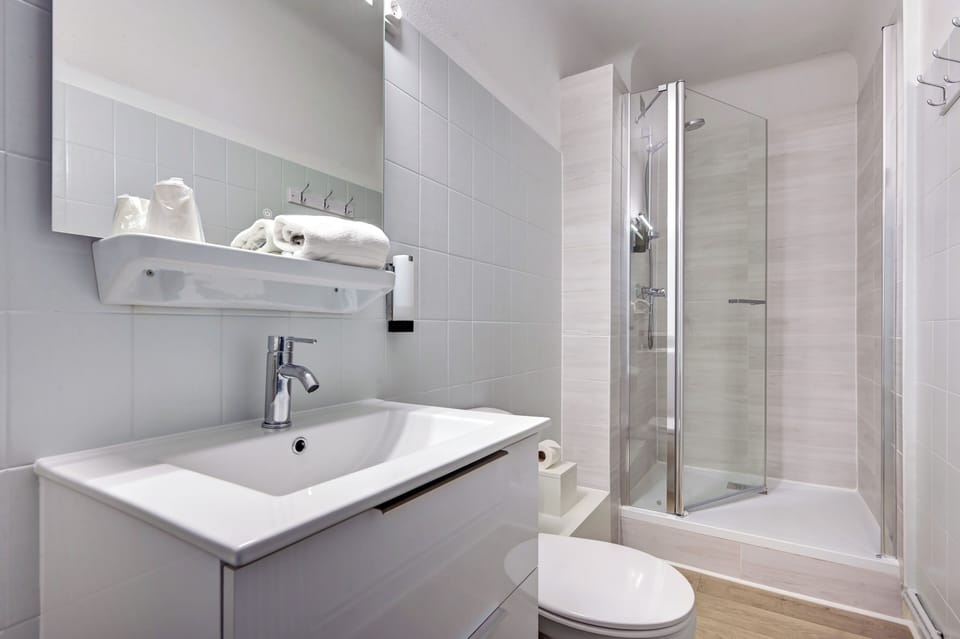 Triple Room | Bathroom | Hair dryer, towels, soap, shampoo
