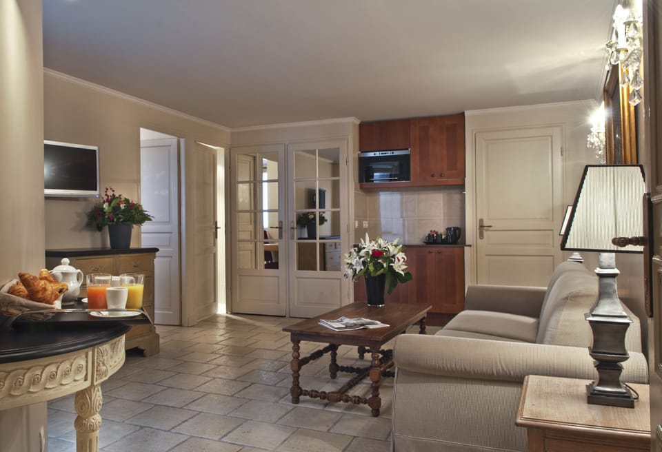 Junior Suite | Minibar, in-room safe, desk, iron/ironing board