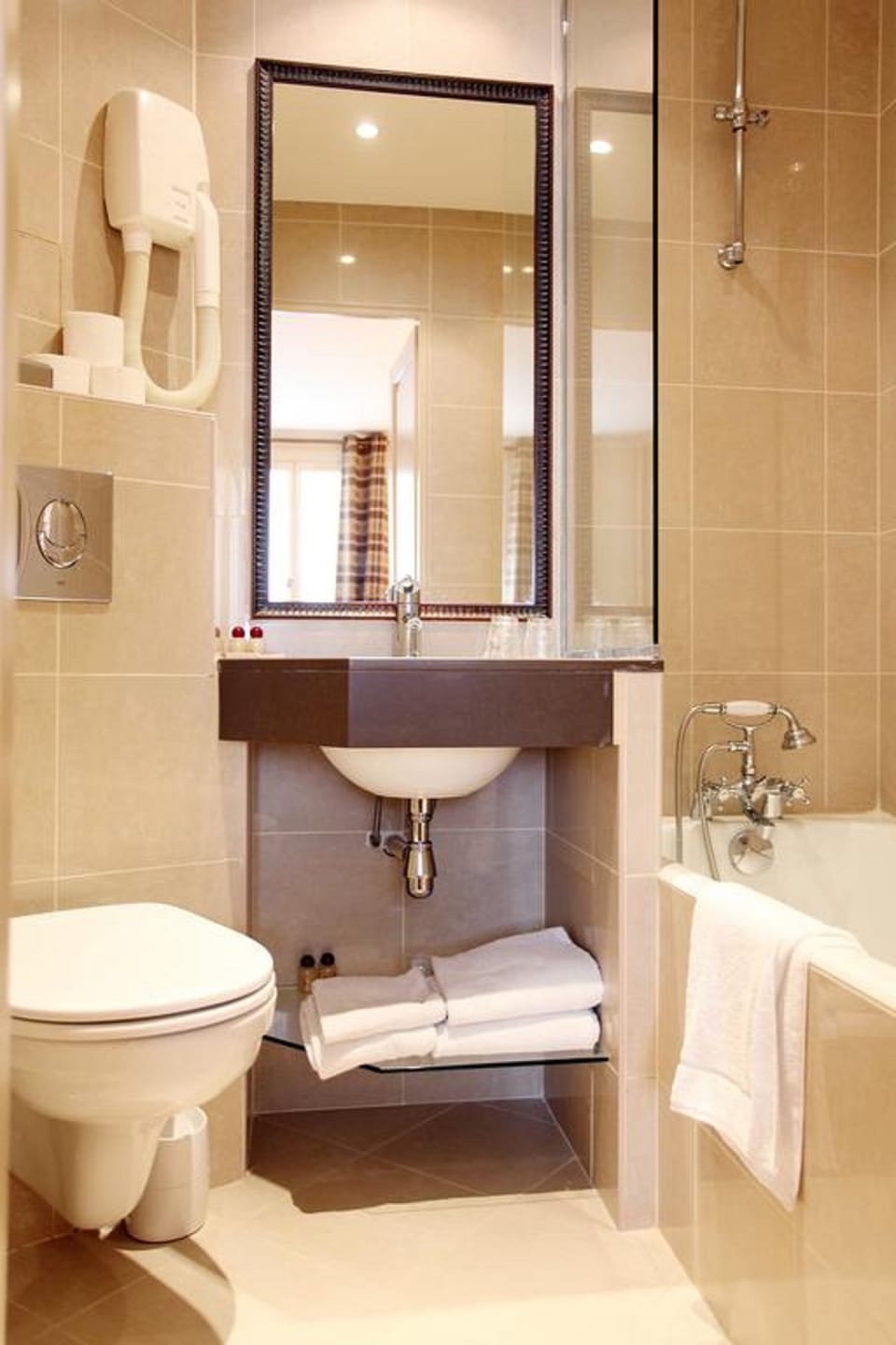 Classic Triple Room, 1 Bedroom | Bathroom | Free toiletries, hair dryer, towels