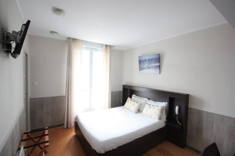 Double Room | Soundproofing, iron/ironing board, free cribs/infant beds, rollaway beds