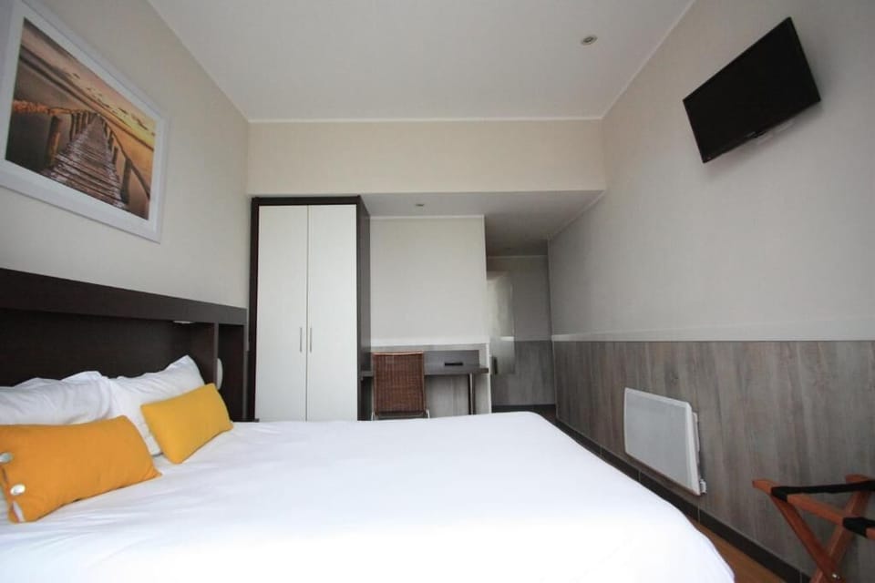 Double Room | Soundproofing, iron/ironing board, free cribs/infant beds, rollaway beds