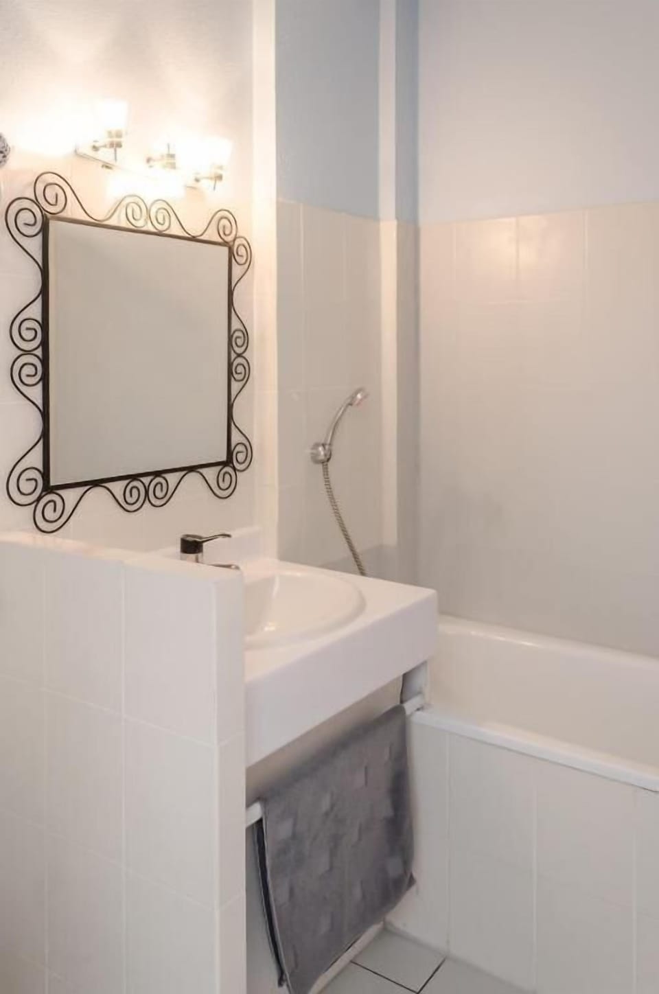 Combined shower/tub, free toiletries, hair dryer, towels