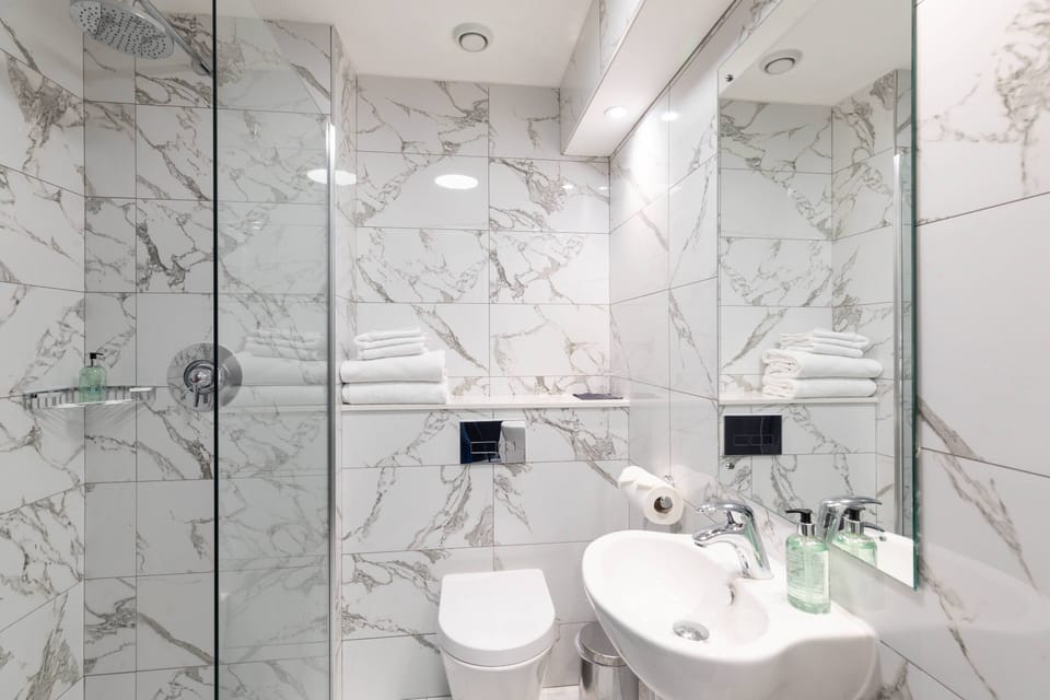 Family Standard Room | Bathroom | Combined shower/tub, free toiletries, hair dryer, towels