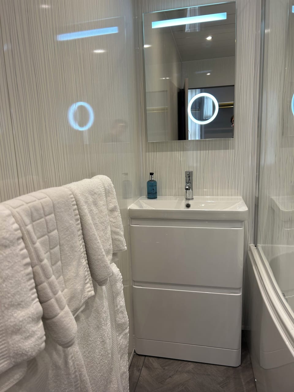 Luxury Superking/Twin En-suite Room | Bathroom | Free toiletries, hair dryer, towels, soap