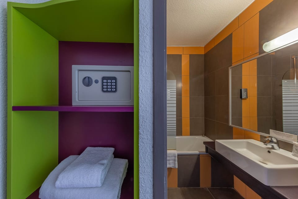 Superior Room | Bathroom | Deep soaking tub, towels
