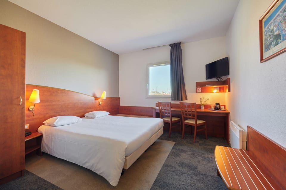 Premium bedding, desk, blackout drapes, soundproofing