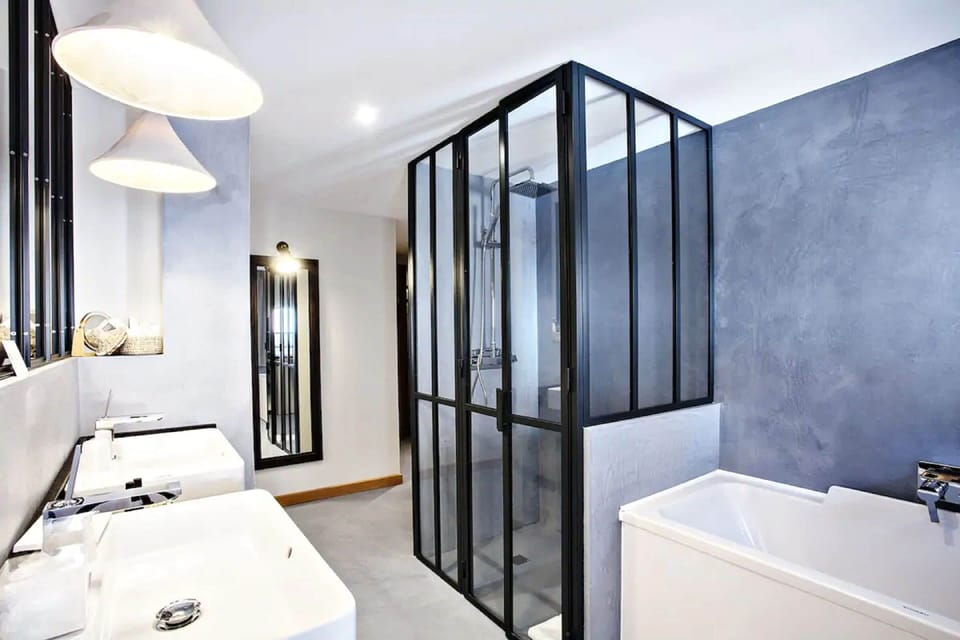 Deluxe Double Room, 1 King Bed | Bathroom | Designer toiletries, hair dryer, bathrobes, slippers