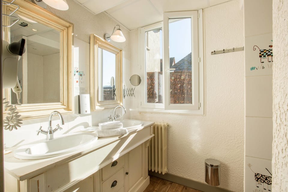 Superior Double Room, 1 Queen Bed | Bathroom | Combined shower/tub, free toiletries, hair dryer, towels