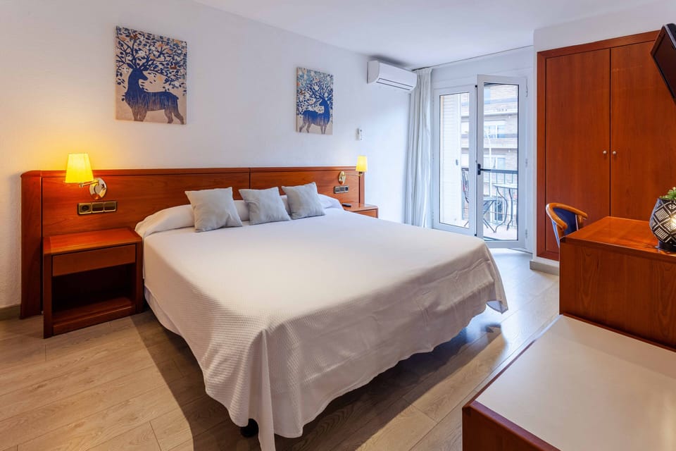 Standard Double Room | In-room safe, desk, free WiFi, bed sheets
