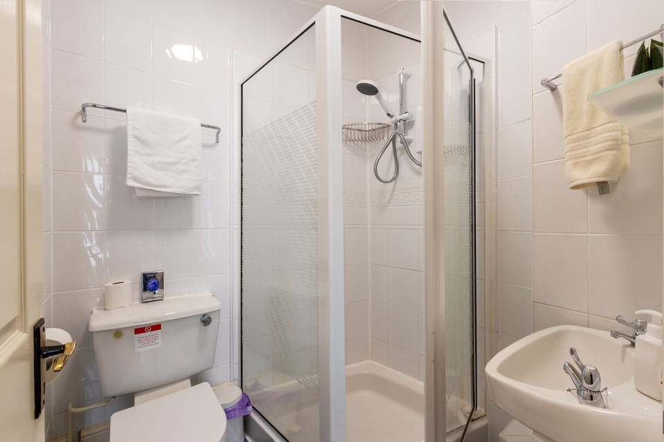 Classic Quadruple Room, Ensuite | Bathroom