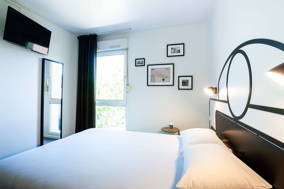 Standard Room, 1 Double Bed | In-room safe, desk, blackout drapes, soundproofing