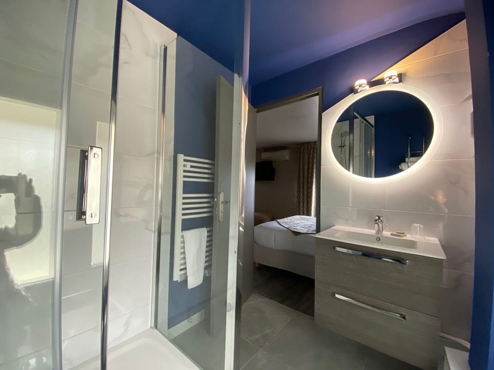 Large Family room | Bathroom shower