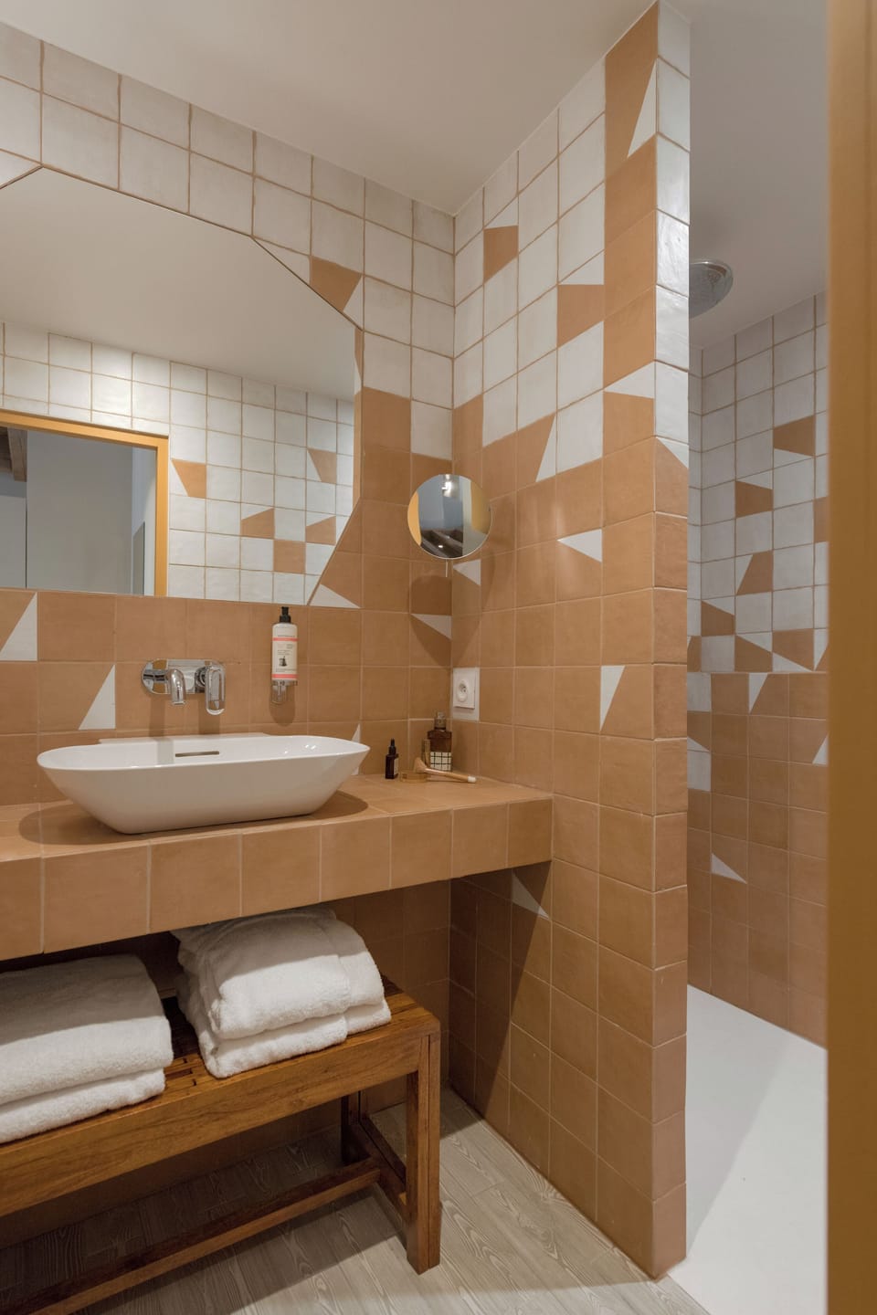 Suite Lumière | Bathroom | Shower, rainfall showerhead, eco-friendly toiletries, hair dryer