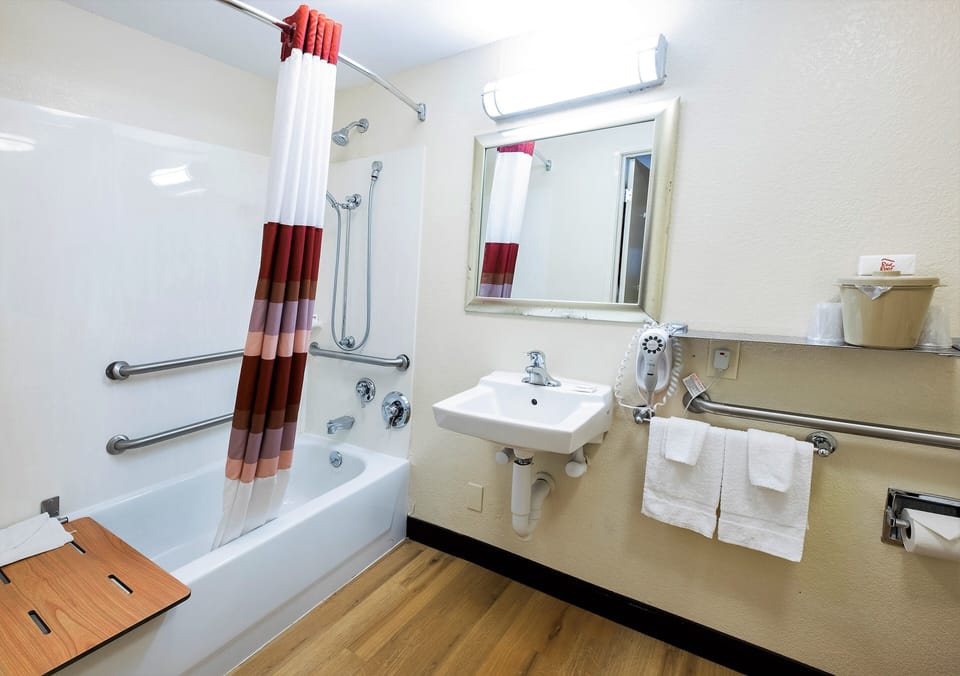 Superior Room, 1 King Bed, Accessible (Smoke Free) | Bathroom | Combined shower/tub, free toiletries, towels