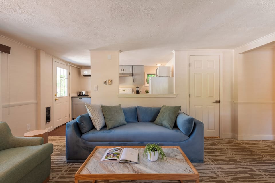 Seagrass Apartment | Hypo-allergenic bedding available, iron/ironing board, WiFi (free)