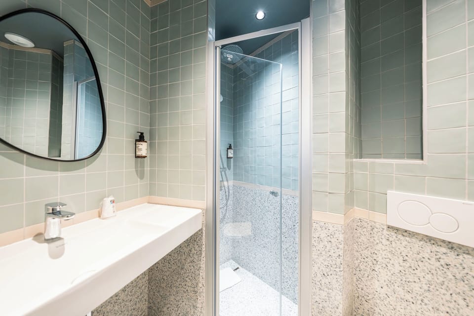 Classic Double Room | Bathroom | Shower, free toiletries, towels