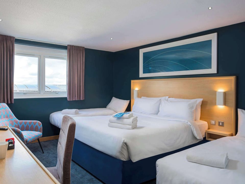 Desk, rollaway beds, WiFi