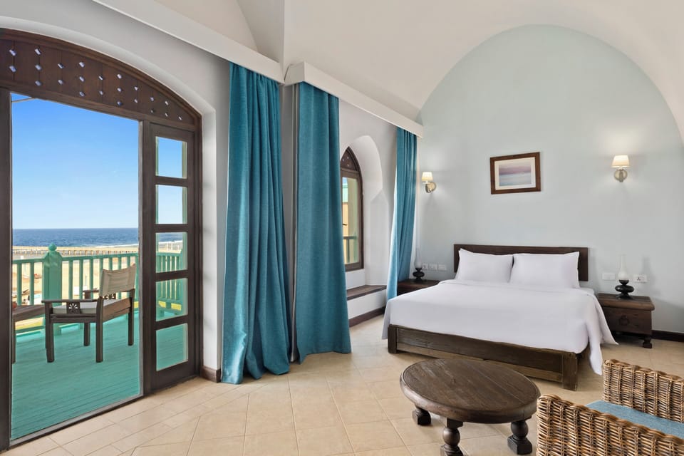 Room, 1 Queen Bed, Sea View | Minibar, in-room safe, desk, laptop workspace