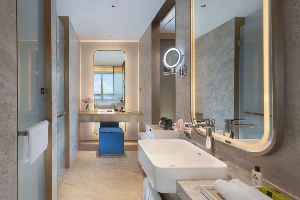 Deluxe Double Room with Bay View | Bathroom | Shower, rainfall showerhead, free toiletries, hair dryer