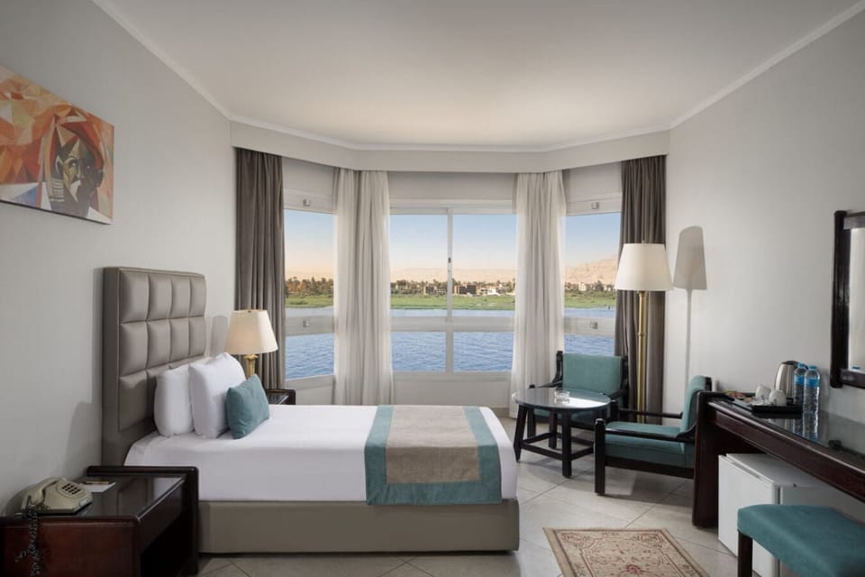 In-room safe, desk, bed sheets
