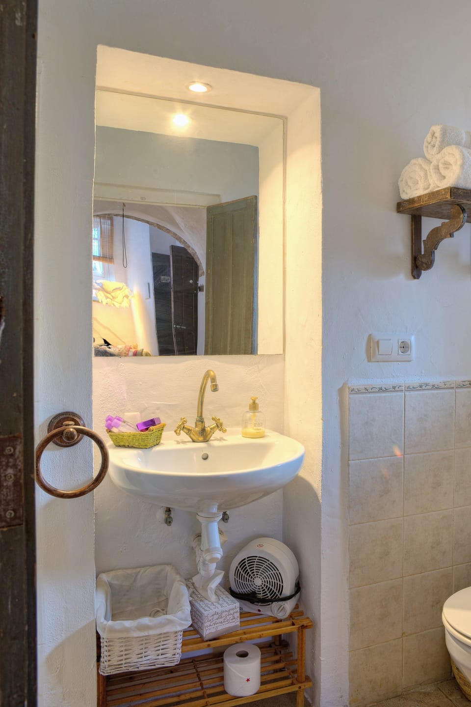 Economy Room, 1 Bedroom | Bathroom | Free toiletries, hair dryer, towels