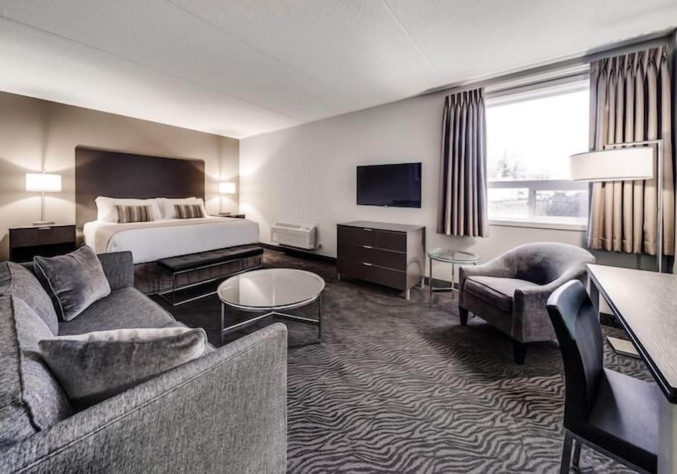 Premier Room, 1 King Bed | Desk, blackout drapes, WiFi (free), bed sheets