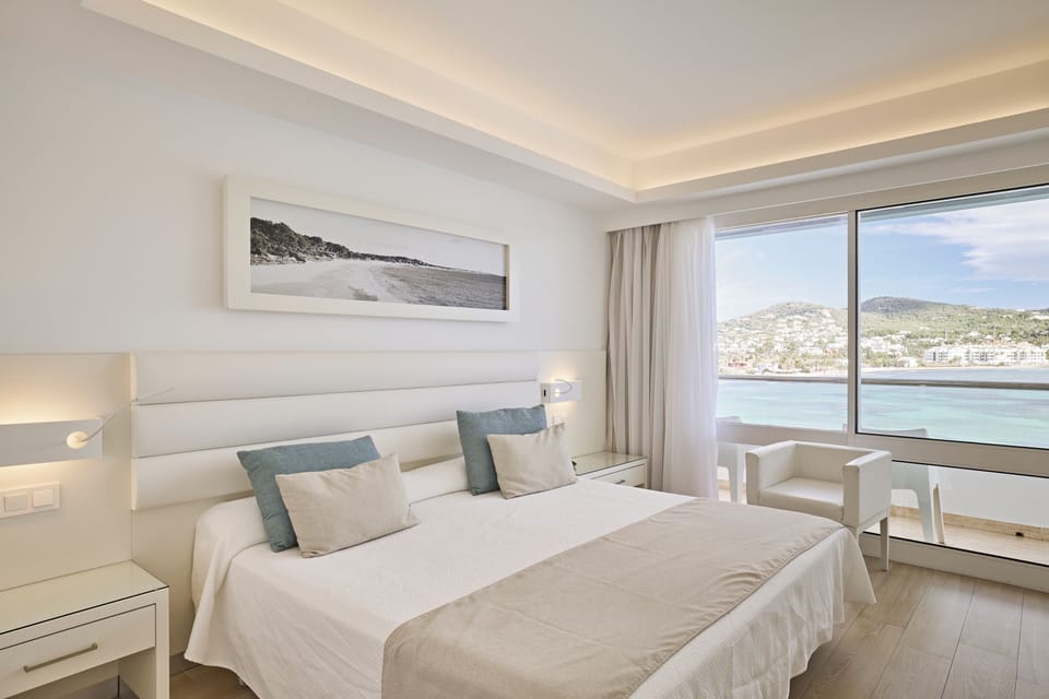 Standard Double Room, Balcony, Sea View | Minibar, desk, laptop workspace, soundproofing