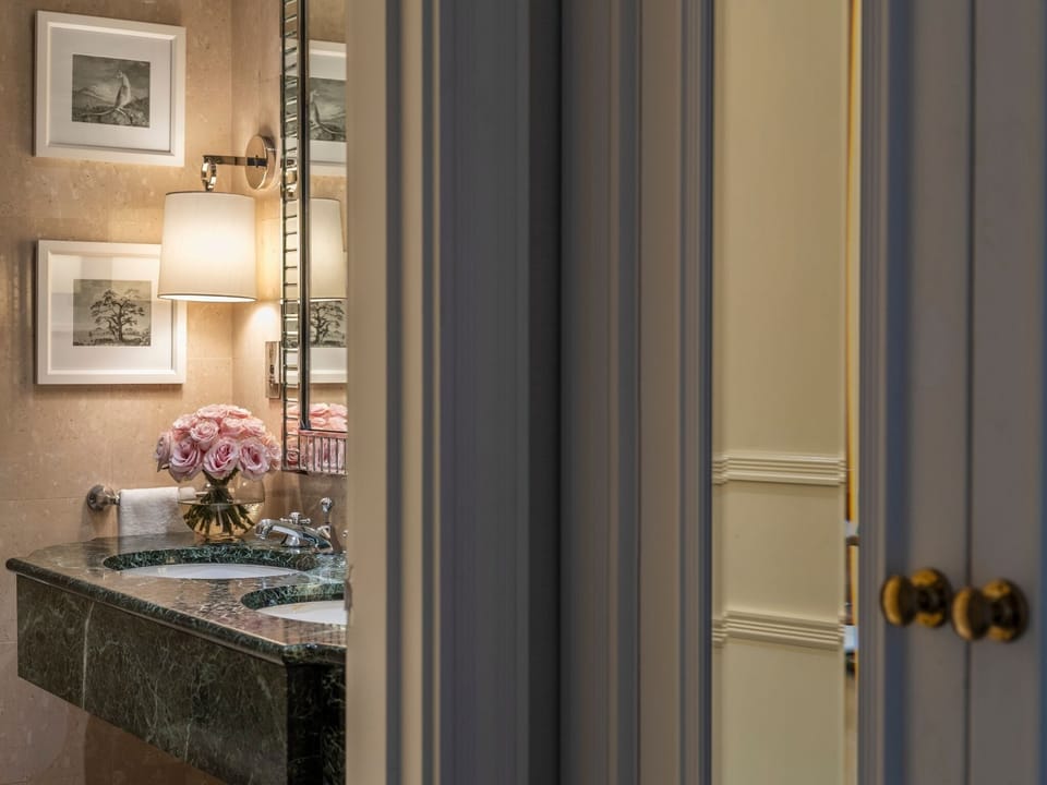 One-Bedroom Suite Harbour  | Premium bedding, in-room safe, desk, blackout drapes