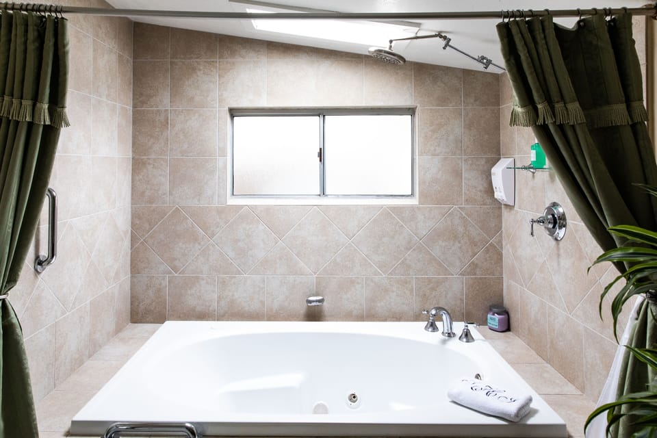 Caspar Cottage, 1 queen bed | Jetted tub