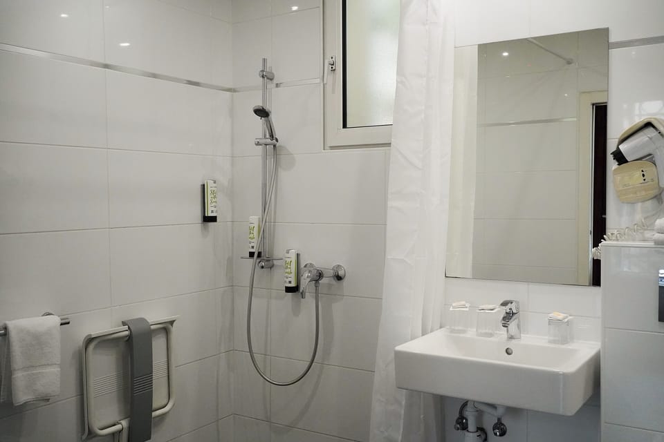 Standard Triple Room | Bathroom | Combined shower/tub, hair dryer, towels