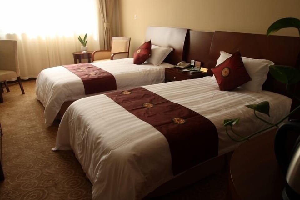 Executive Room | Minibar, in-room safe, desk, blackout drapes