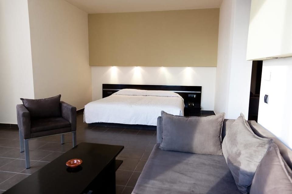 Suite with Garden View | Desk