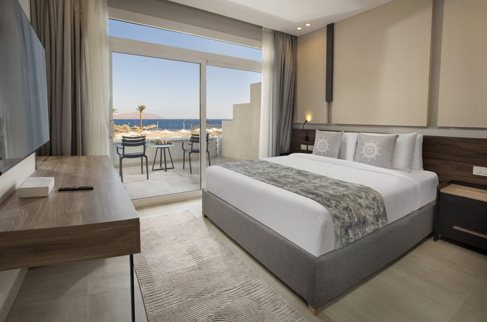 Deluxe Room (Family) | Minibar, in-room safe, bed sheets