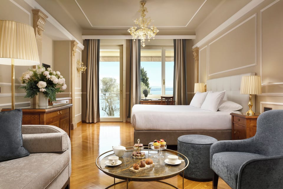 Junior Room | Premium bedding, down comforters, pillowtop beds, minibar