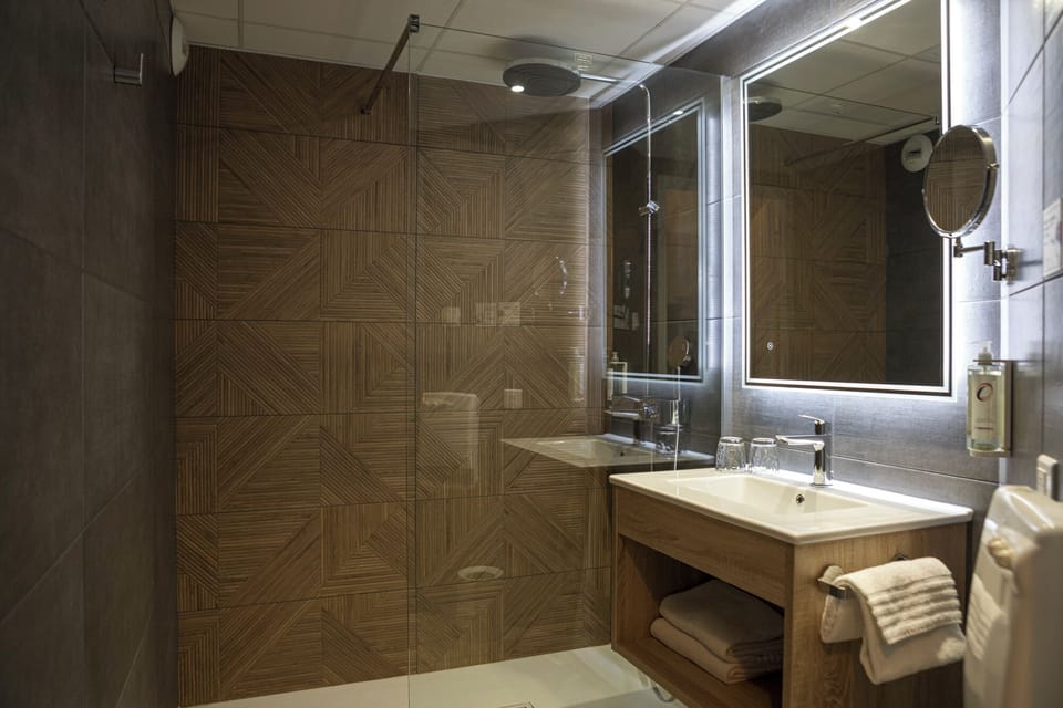Standard Double Room | Bathroom | Towels
