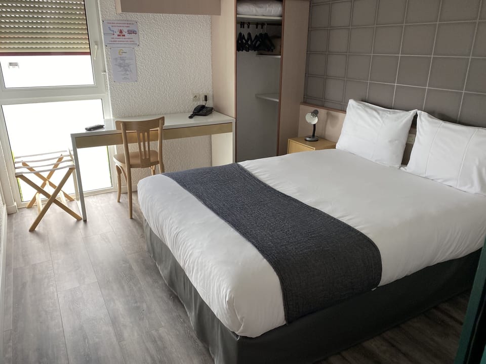 Standard Double Room | Desk, soundproofing, bed sheets