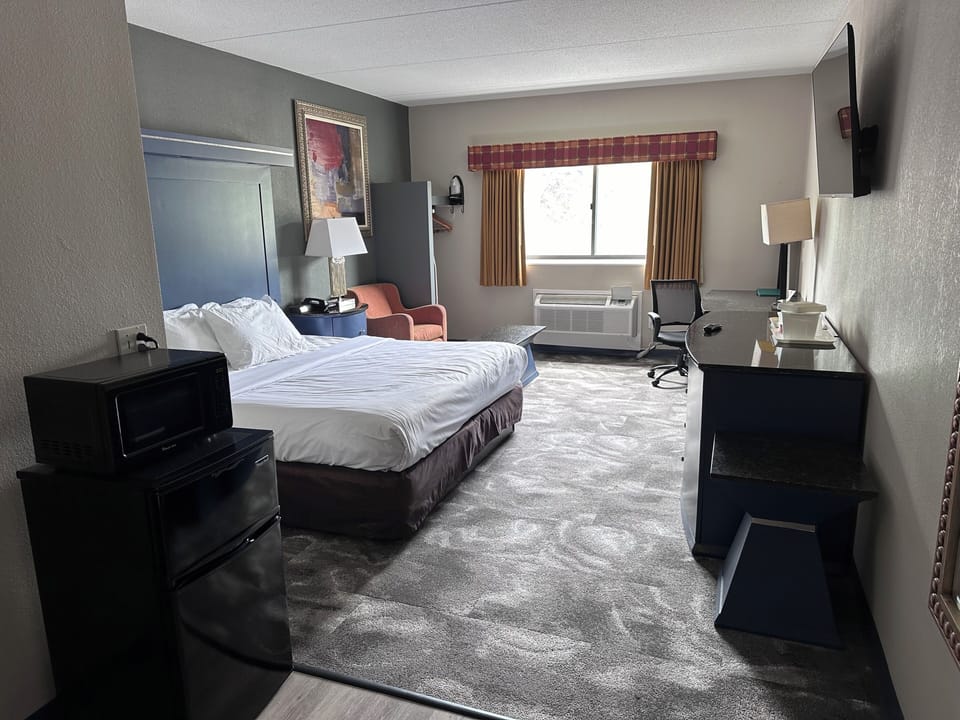 Deluxe Room, Courtyard View | Desk, laptop workspace, blackout drapes, iron/ironing board