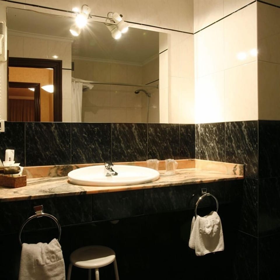 Standard Twin Room | Premium bedding, minibar, in-room safe, desk
