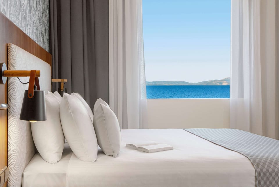 Superior Room, Sea View | In-room safe, desk, soundproofing, free WiFi