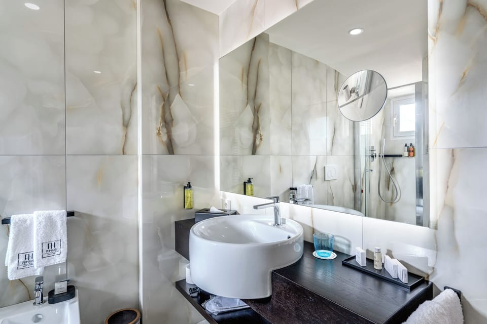 Shower, free toiletries, hair dryer, bidet