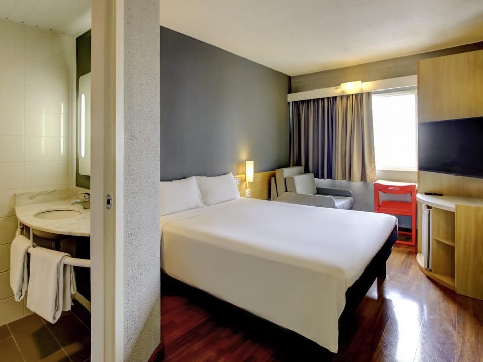 Room, 1 Double Bed with Sofa bed | Hypo-allergenic bedding available, minibar, in-room safe, desk
