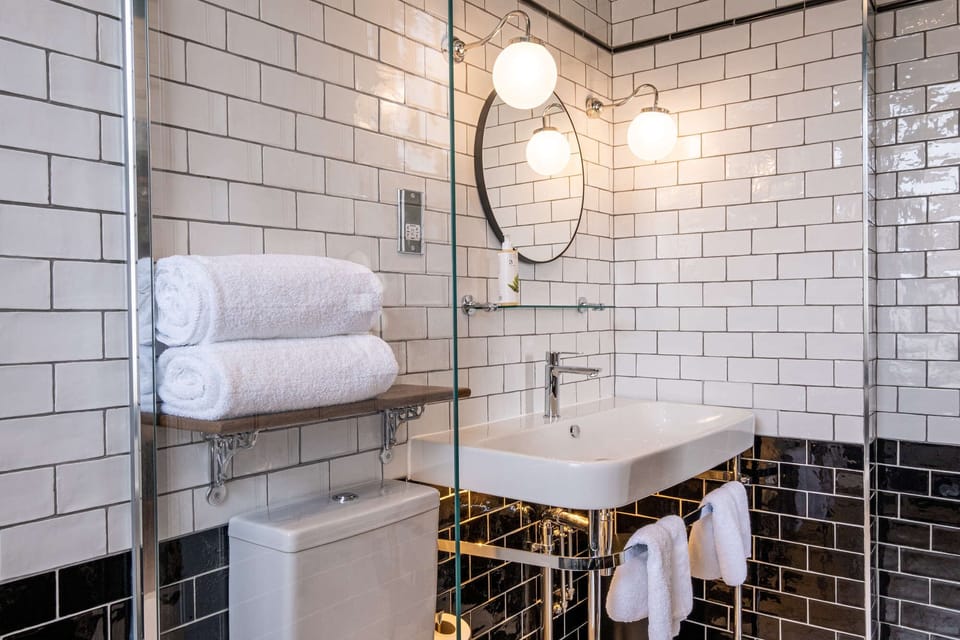 Signature Room | Bathroom | Shower, free toiletries, hair dryer, towels