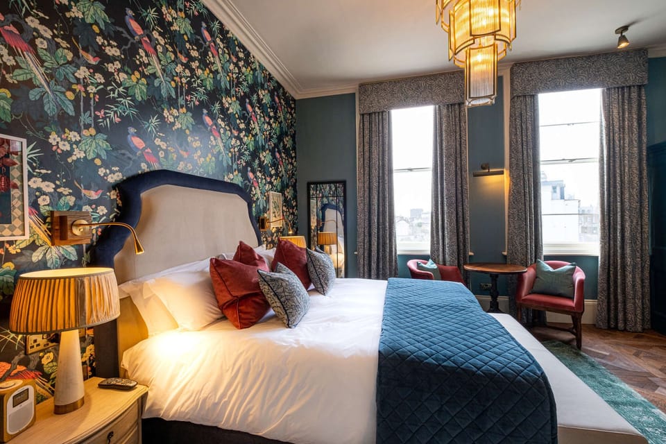 Signature Room | Desk, iron/ironing board, free WiFi, bed sheets