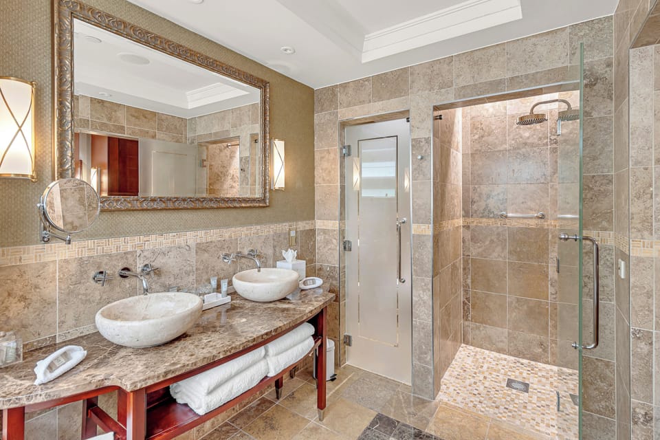 Luxury Suite | Bathroom | Combined shower/tub, rainfall showerhead, designer toiletries