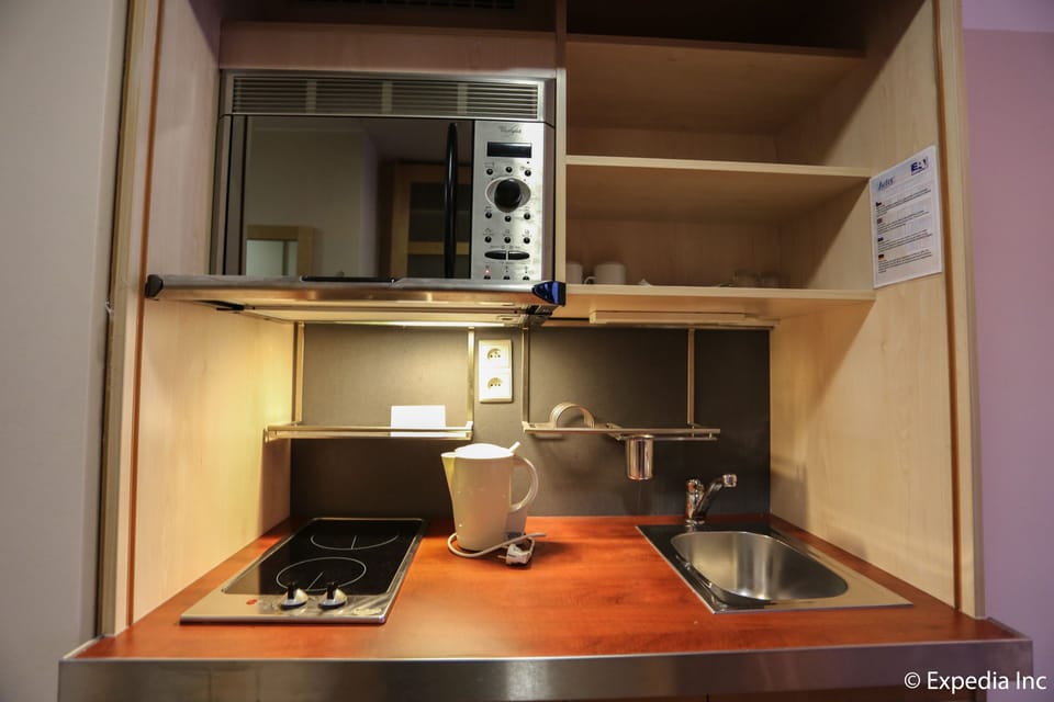 Standard Studio | Private kitchenette | Fridge, microwave, dishwasher, cookware/dishes/utensils