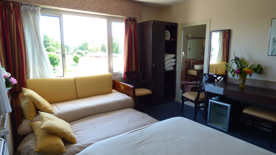 Comfort Quadruple Room | Desk, soundproofing, free WiFi, bed sheets