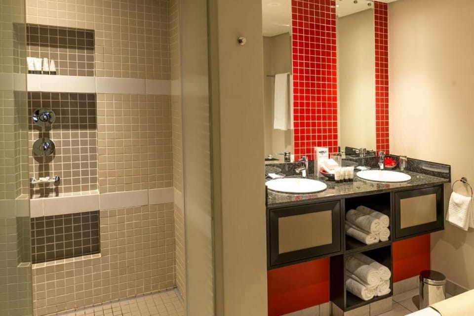 Superior Twin Room | Bathroom | Separate tub and shower, designer toiletries, hair dryer, towels