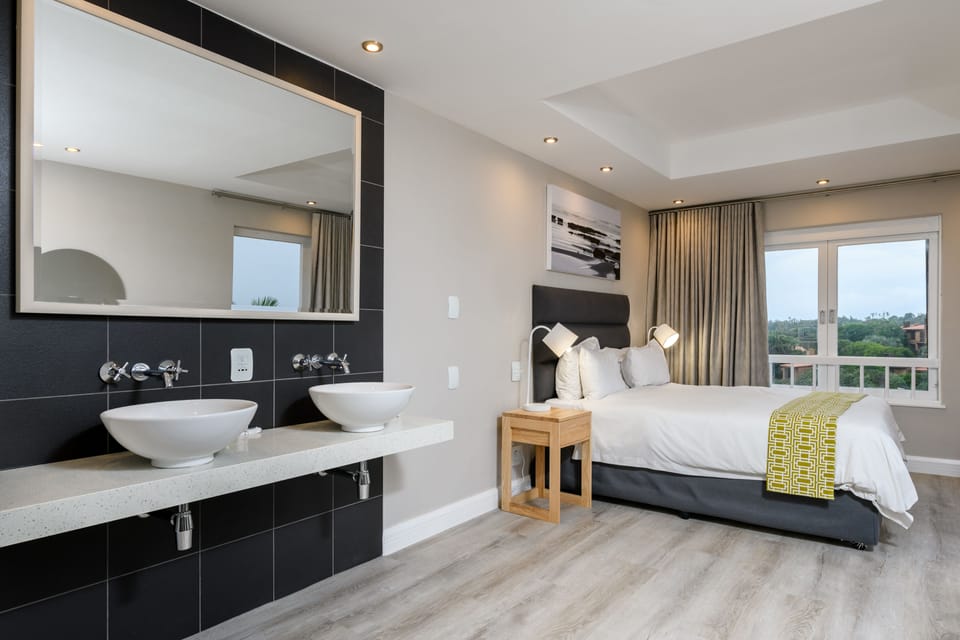 Deluxe Room | Minibar, in-room safe, desk, soundproofing